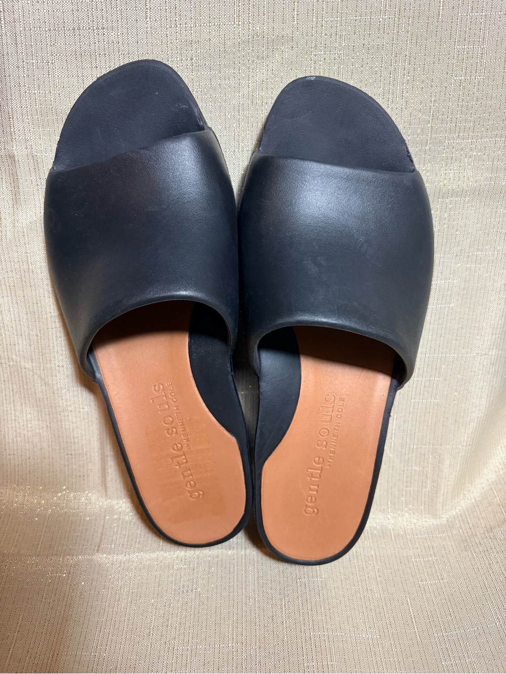 * NWOT * Gentle Souls by Kenneth Cole Black Gisele Wedge Slides Size 8